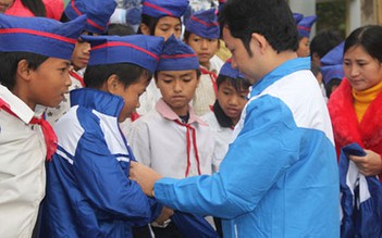 Trao 500 áo ấm cho học sinh nghèo Nghệ An