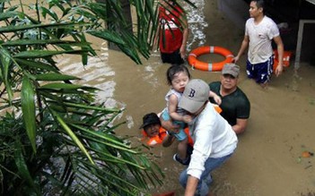 Bão Jangmi hoành hành tại Philippines, hàng ngàn người chạy lũ