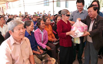 Trao quà tết cho người nghèo ở Cát Tiên