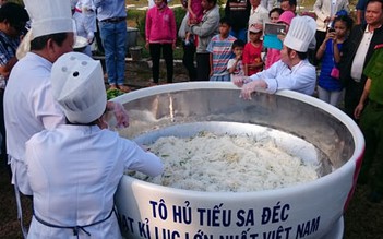 Tô hủ tiếu và đòn bánh phồng tôm lớn nhất VN