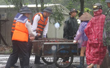 Lữ đoàn 147 Hải quân sơ tán trên 300 người dân ra khỏi vùng lũ, sạt lở đất