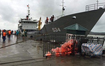 Tàu Hải quân ra đảo đưa du khách bị kẹt lại vì mưa lụt ở Quảng Ninh về đất liền