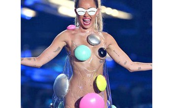 Tỷ suất người xem VMAs vẫn giảm dù Miley Cyrus tung nhiều chiêu trò