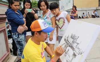 Người Việt 'ngẩn ngơ' nhìn họa sĩ nước ngoài ký họa đường phố Sài Gòn