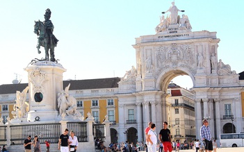 Du hí với xe tuk tuk tại Lisboa