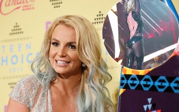 Britney Spears bị rách áo vì biểu diễn quá sung