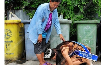 Hoa hậu Thái Lan quỳ gối trước người mẹ nhặt ve chai sau khi đăng quang