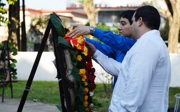 Thanh niên Việt Nam dâng hoa tại tượng đài Hồ Chí Minh ở Cuba