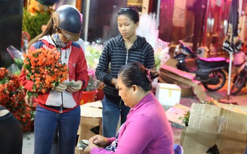 Sinh viên kinh doanh hoa Ngày Nhà giáo Việt Nam