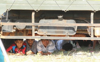 Các kiểu tránh nắng để xem xử án thảm sát ở Bình Phước