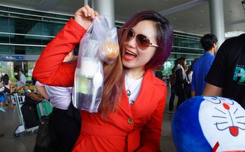 Fan mang sữa chua, bánh tráng trộn ra đón Lương Bích Hữu