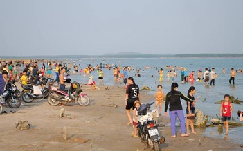 Đổ xô đến hồ Dầu Tiếng 'tắm biển Tây Ninh'