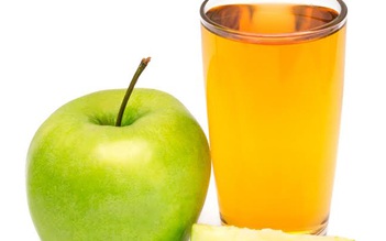 Nước ép táo trị mất nước ở trẻ