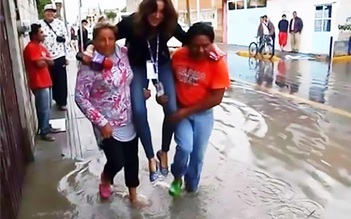Nữ phóng viên mất việc vì sợ ướt giày, được dân khiêng qua nước