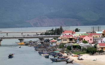 Dừng chân ở làng chài Lăng Cô, vẻ đẹp huyền ảo