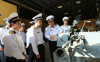 Tư lệnh Hải quân thăm và kiểm tra Viện Kỹ thuật Hải quân