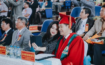 'Vua hàng hiệu' Jonathan Hạnh Nguyễn nhận bằng tiến sĩ danh dự
