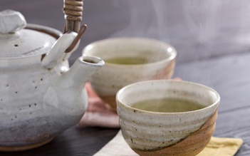 Nhiều lợi ích cho sức khỏe từ ly trà xanh mỗi sáng