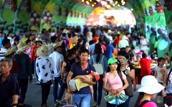 Hàng vạn người thành phố đổ về Suối Tiên chơi lễ giữa nắng nóng