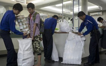 Người Myanmar mang cả bao tải tiền đi mua nhà và xe