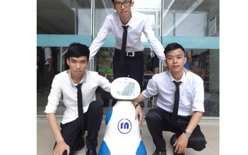 Người trẻ làm robot cho người già