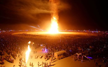 Khán giả xông vào lửa trong lễ hội Burning Man