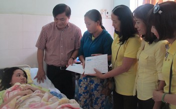 Trao tiền giúp sinh viên Bùi Thị Chung