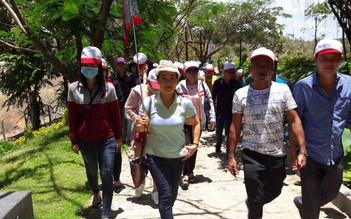 Sướng, khổ đời tour Guide: Ăn tranh thủ, ngủ khẩn trương...