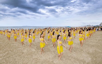 Trình diễn flashmob bikini ở biển Đà Nẵng