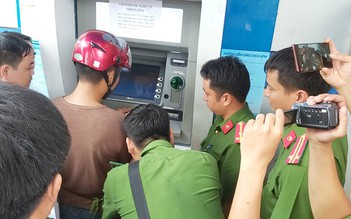 Bắt 3 người Trung Quốc làm giả thẻ ATM