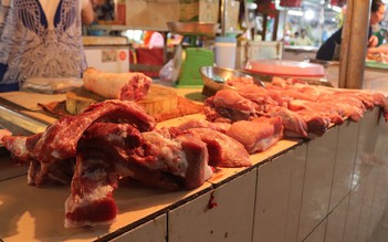 Sốc vì thịt heo lên 200.000 đồng/kg, công nhân thay thịt bằng… cá khô