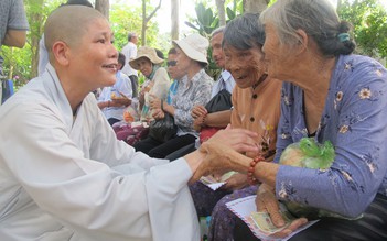 Tình người ấm áp từ chùa Lá