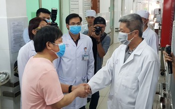 Bệnh nhân ngoại khen bác sĩ Việt điều trị Covid-19