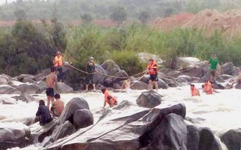 Chụp ảnh ở bãi đá thác Liêng Ệp, nước lũ ập tới, một người bị cuốn trôi