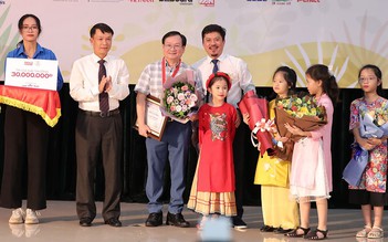 Nhà văn Nguyễn Nhật Ánh nhận giải Hiệp sĩ Dế mèn