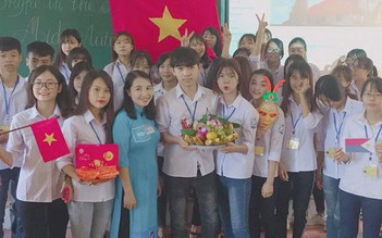 Cô giáo trường làng dạy học 'xuyên lục địa'