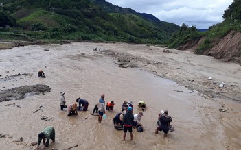 Đãi vàng gần đập thủy điện bất chấp nguy hiểm