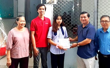Bàn giao nhà mới, tặng học bổng giúp nữ sinh mồ côi