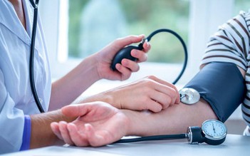 Vì sao nên kiểm tra huyết áp cả hai tay?