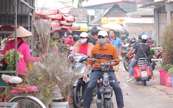 Chợ hoa lớn nhất Hà Nội tất bật, nhộn nhịp kẻ bán, người mua dịp 8.3