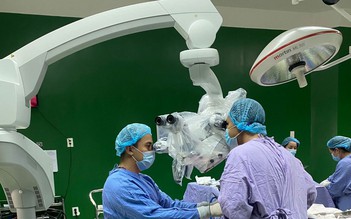 Bác sĩ ơi: Giật nửa mặt