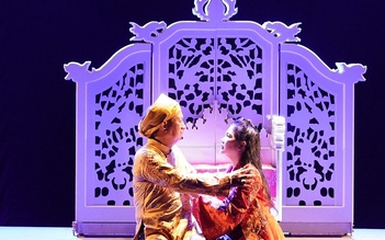 'Làm vua' kể chuyện tình hoàng hậu Dương Vân Nga cháy vé từ suất diễn đầu tiên
