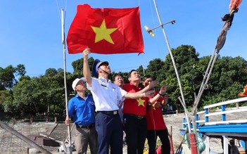 Tặng cờ Tổ quốc cùng ngư dân bám biển