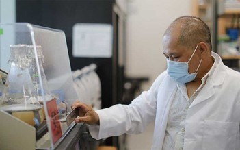 Giáo sư gốc Việt chế vắc xin ngừa căn bệnh chết chóc