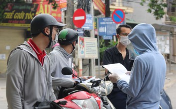 Hà Nội 'siết' giấy đi đường: Nhiều người bị nhắc nhở vì chưa đủ giấy tờ