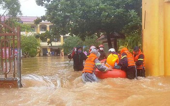 TP.Đông Hà: Nước nhấn chìm nhiều nhà dân, cảnh sát giải cứu hàng trăm học sinh