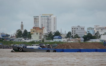 Khai thác cát uy hiếp sinh kế của người dân