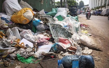 Rác tràn lan gần cổng trường học