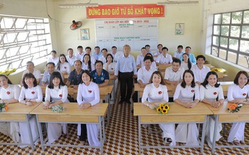 Dân mạng 'thả tim' lớp học đặc biệt của U.50 quay lại thời áo trắng