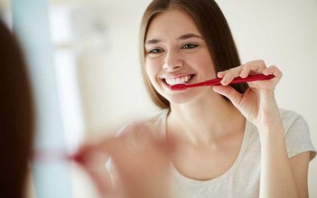 Theo bạn, nên đánh răng trước hay sau khi ăn sáng?